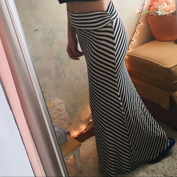 High waisted skirt and crop top. - Picture 6 of 8